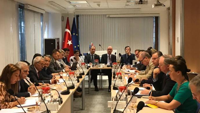 Görevden alınan belediye başkanları AB temsilcileri ile buluştu